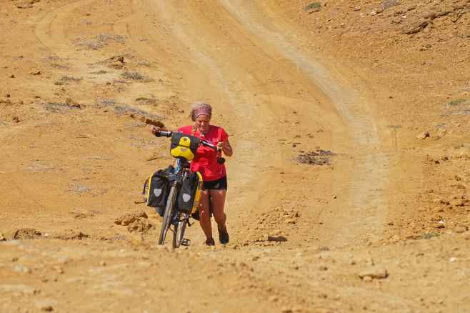 Cristina Spnola: 3 aos, 28.000 km y 27 pases en su vuelta al mundo en bicicleta